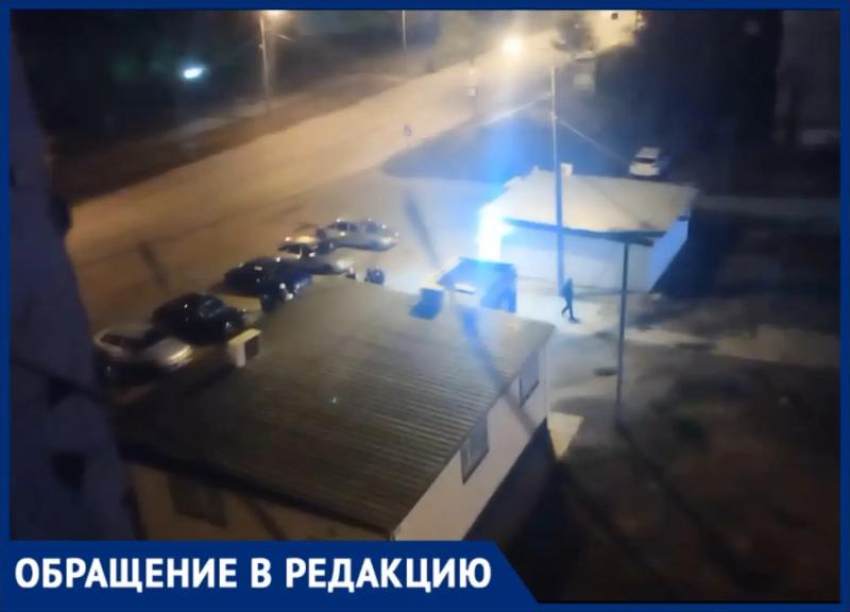 «Полиция тут практически не появляется»: жители ЛПК в Волжском устали от дискотек у магазина