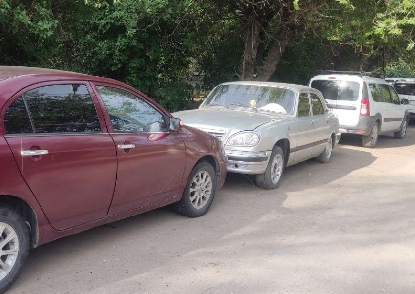 Заброшенный автомобиль и музыкальные предпочтения: жители Волжского жалуются на соседа