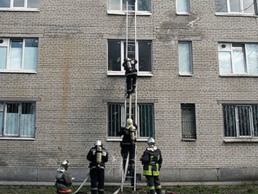 Волгоградские пожарные спасали 3-летнего малыша, оставленного одного дома