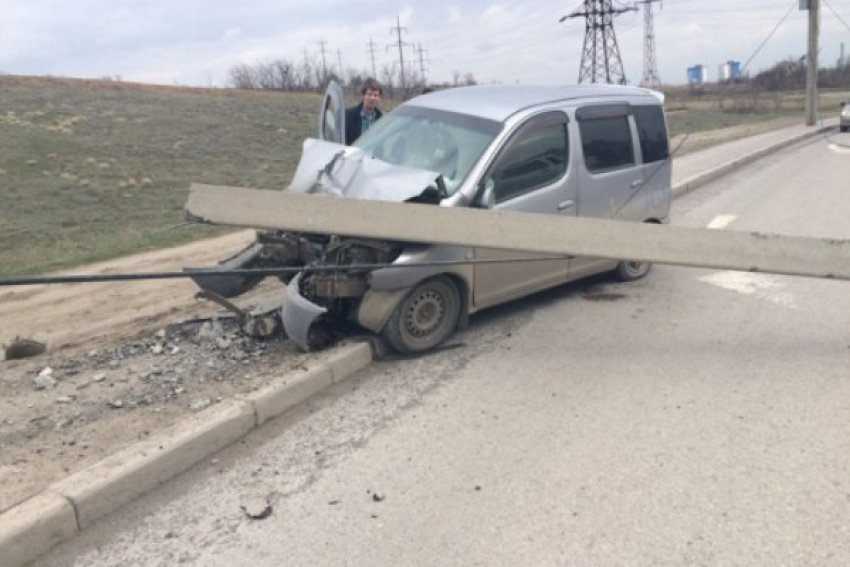 В Волгограде водитель Toyota влетел под столб