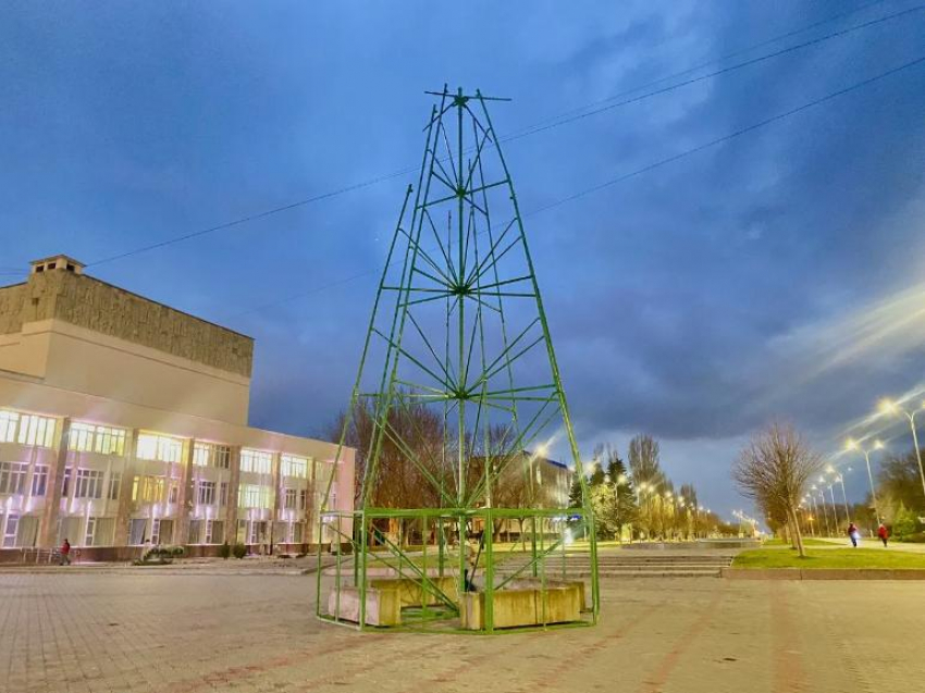 На главной площади Волжского началась установка праздничной ели