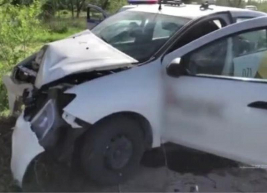Таксист скончался после столкновения с деревом в Волгограде