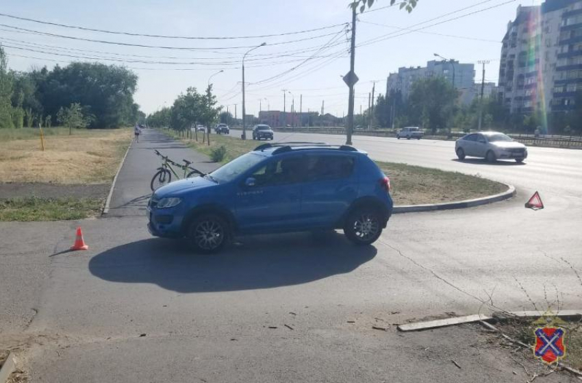 14-летнего подростка сбила иномарка на тротуаре в Волжском 