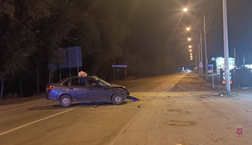 Водитель «Лада» съехал с дороги и врезался в столб под Волжским
