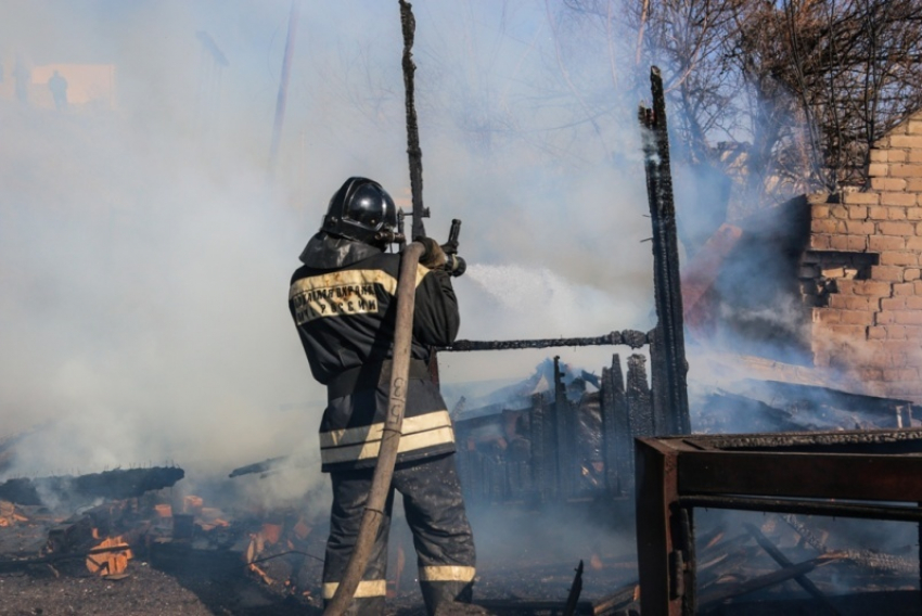Частный дом сгорел в Быковском районе