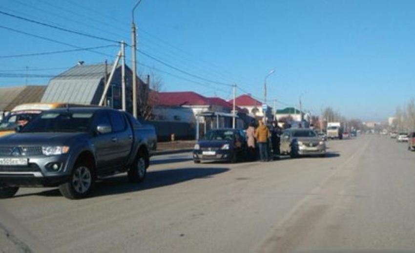 В Волжском одновременно столкнулись четыре автомобиля