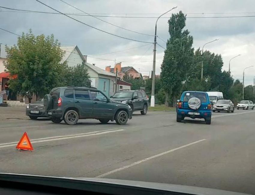 Участники ДТП перекрыли дорогу на Рабочем