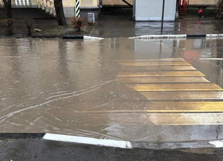 «Утопающая зебра»: житель Волжского возмущен отсутствием ливневки