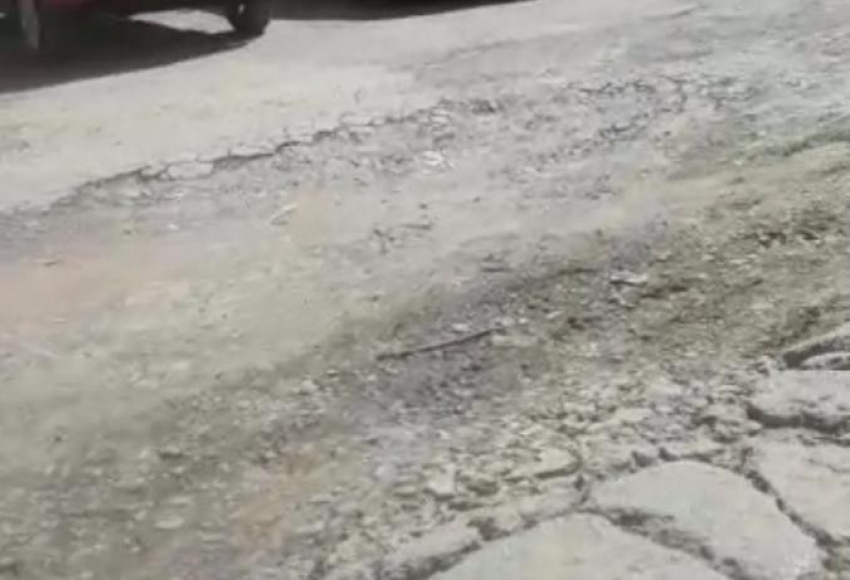 Волжанин снял на видео ужасно разбитую дорогу на улице Дружбы