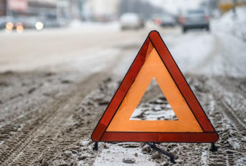 В Волжском на мосту произошло тройное ДТП