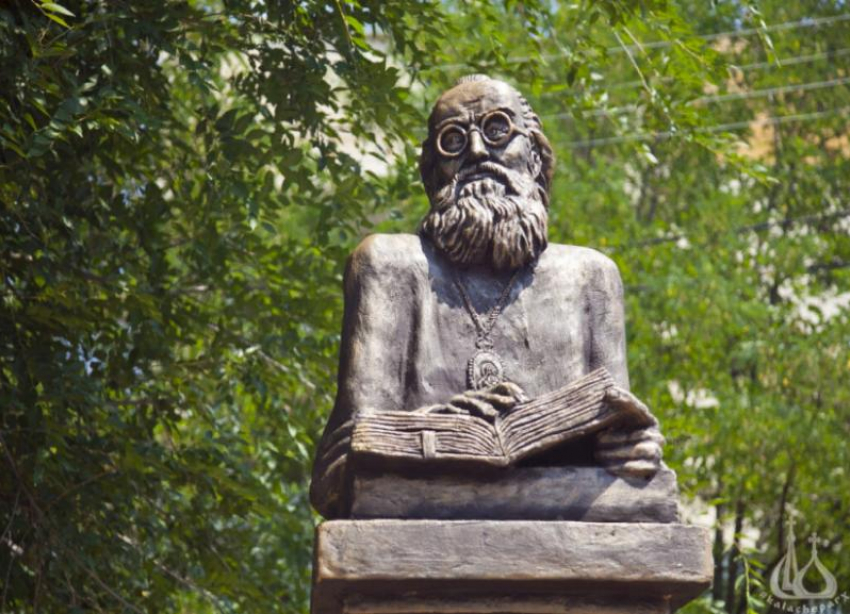 В Волжском освятили памятник хирурга XX столетия