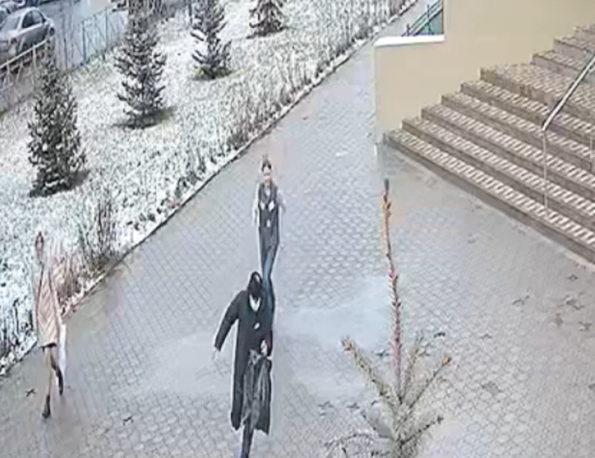 Грабеж средь бела: погоня за вором в Волжском попала на видео