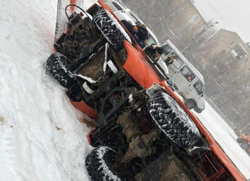 Снег положил на лопатки: спецтехника не выдержала натиск погоды в Волжском