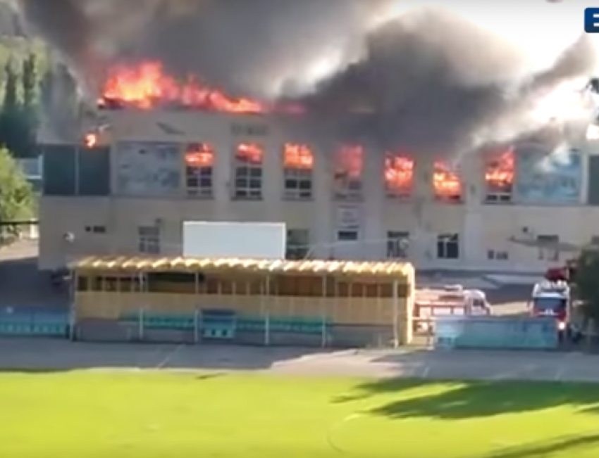 Около 800 квадратных метров сгорело в здании стадиона в Волжском