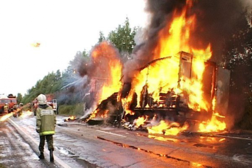 На трассе под Волгоградом столкновение грузовиков закончилось взрывом
