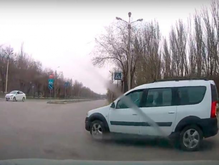 Камикадзе подрезал автоледи на дорожном кольце в Волжском