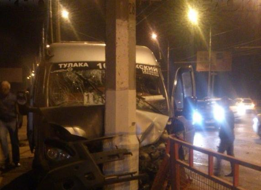В Тракторозаводском районе 160-я маршрутка с пассажирами протаранила столб