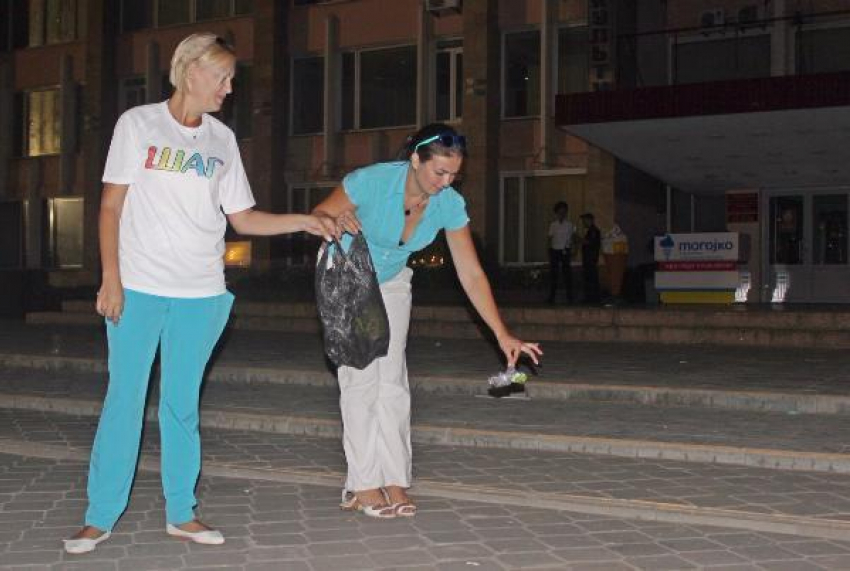 Активисты убирали городскую площадь ночью после празднования
