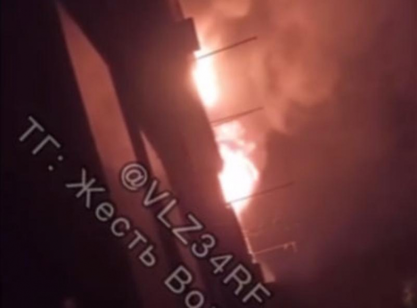 «Я не могу из дома выйти, я с ребенком»: в Волжском загорелся балкон МКД