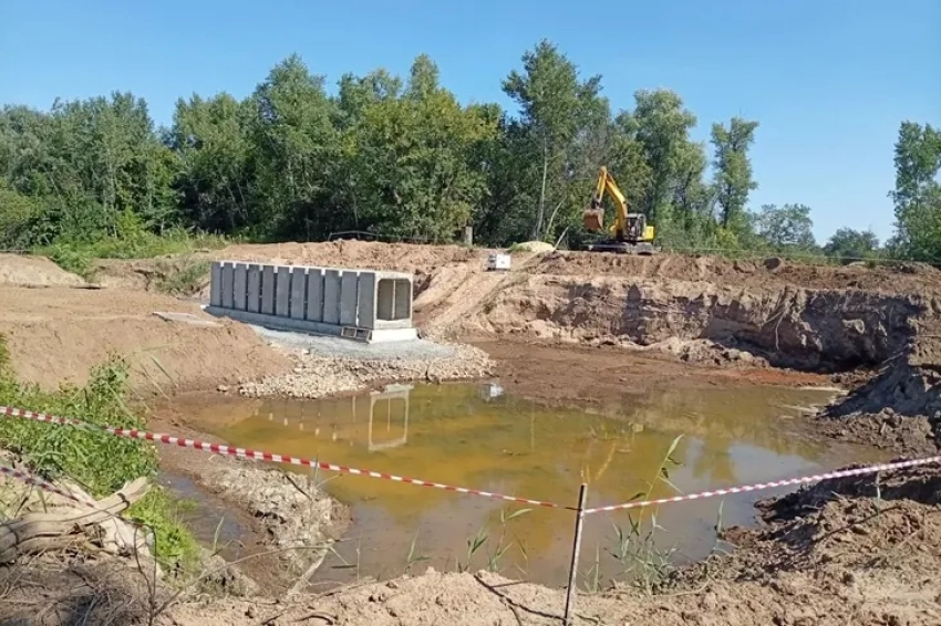 В Волго-Ахтубинской пойме продолжается строительство водопропускных сооружений