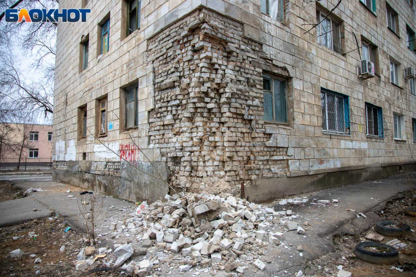 В Волжском жителей аварийного общежития переселяют во временные дома 