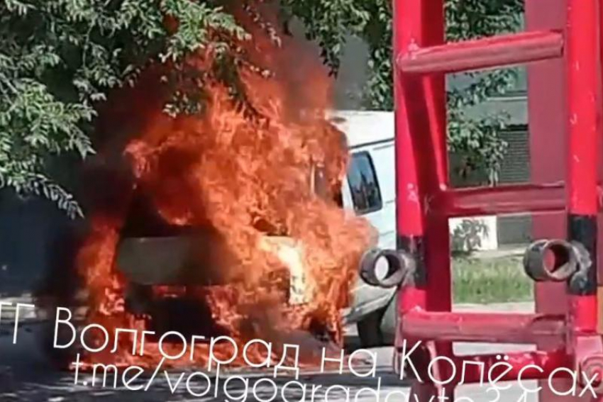 Утро не с кофе: во дворе Волжского сутра 11 июля загорелась машина