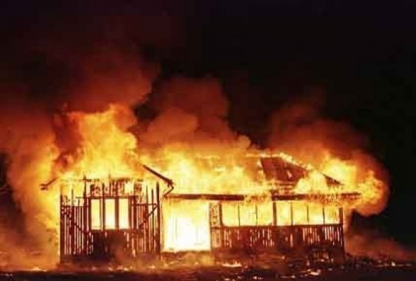 При пожаре в частном доме под Волгоградом заживо сгорели два человека