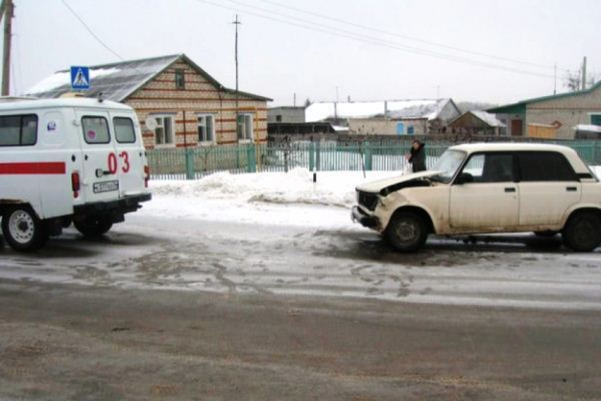 Под Волгоградом «пятерка» протаранила карету скорой помощи