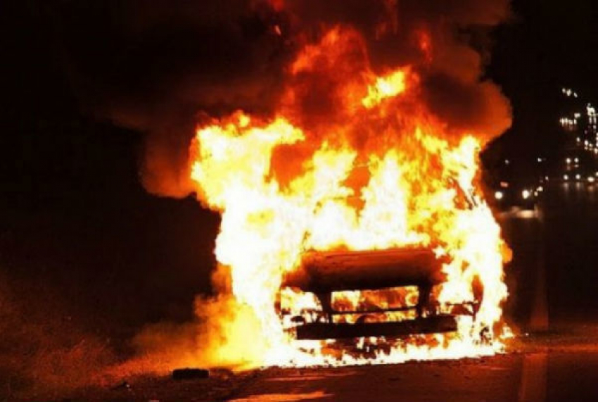 В Волгограде неизвестные сожгли дорогостоящий автомобиль