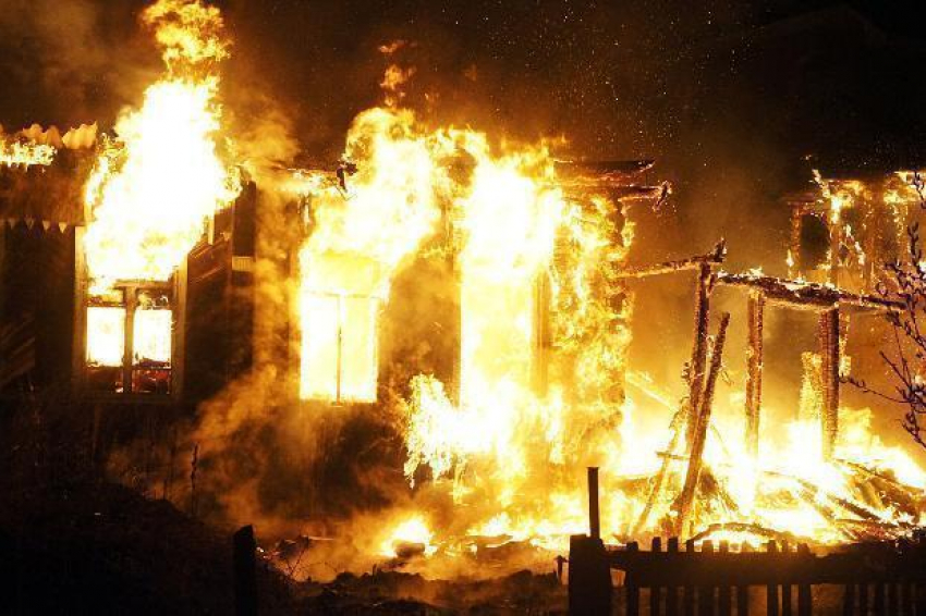 На юге Волгограда при пожаре в частном доме пострадал 41-летний мужчина