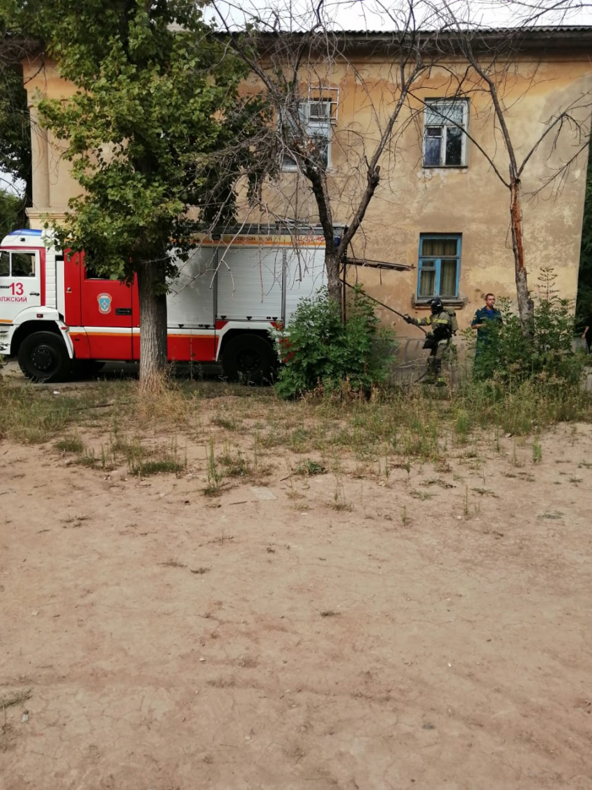 В Волжском горело здание бывшего вытрезвителя: видео