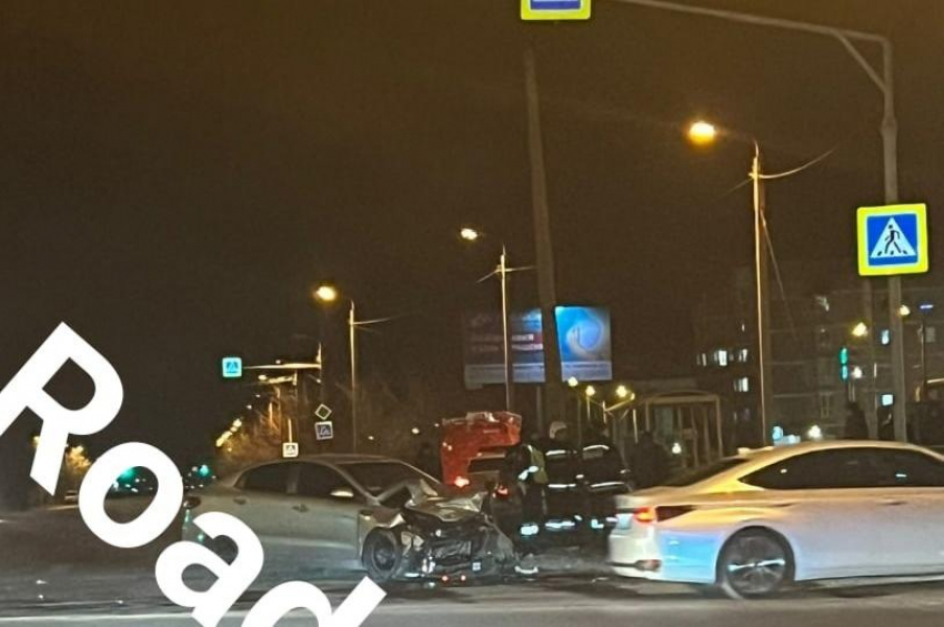 4 человека пострадали в страшной аварии на перекрестке в Волжском
