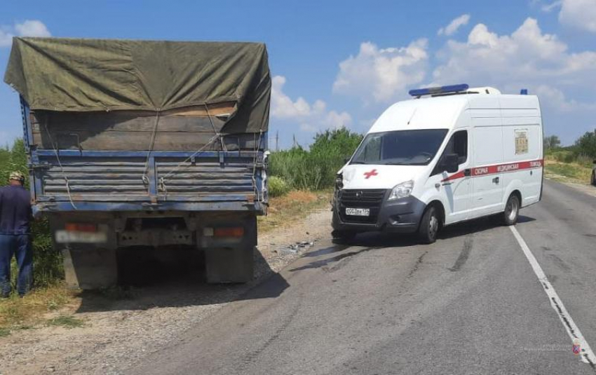 «Камаз» разбил машину скорой помощи: фельдшера доставили в больницу в Волгоградской области