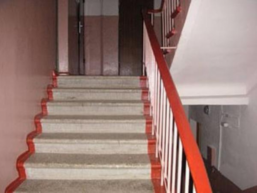На севере Волгограда изнасиловали молодую девушку в подъезде ее дома