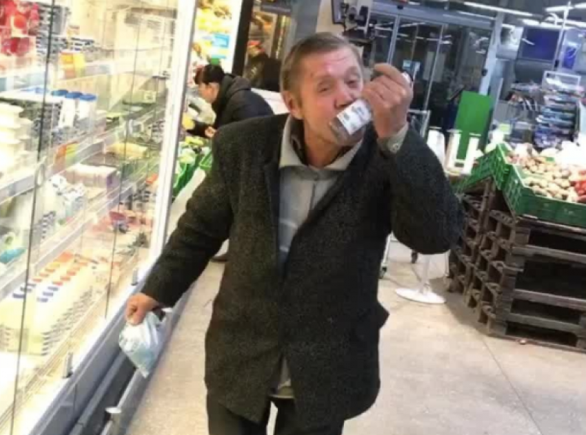 Весельчак смачно поцеловал любимую водку в магазине под Волжским