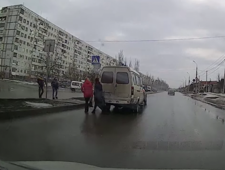 Автомобилист с диагнозом «газелист» наплевал на пешеходов на опасном участке дороги в Волжском