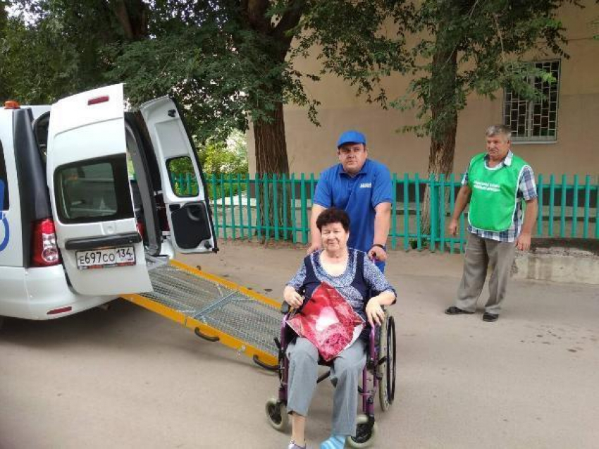 Пожилых волжан в больницу довезет служба доставки