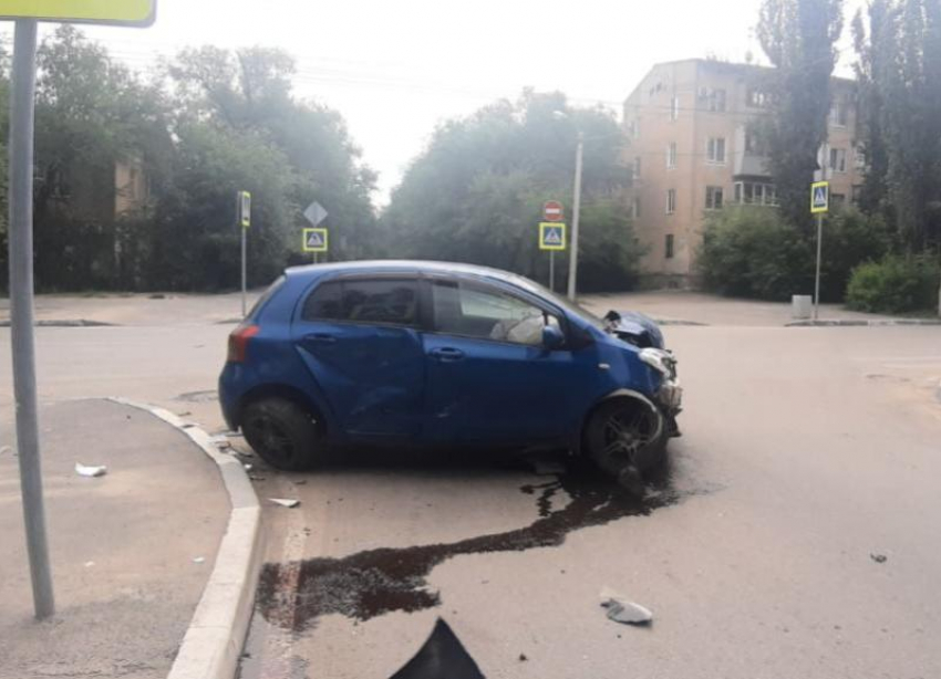 Бампер всмятку: девушка пострадала в страшном ДТП на перекрестке в Волжском