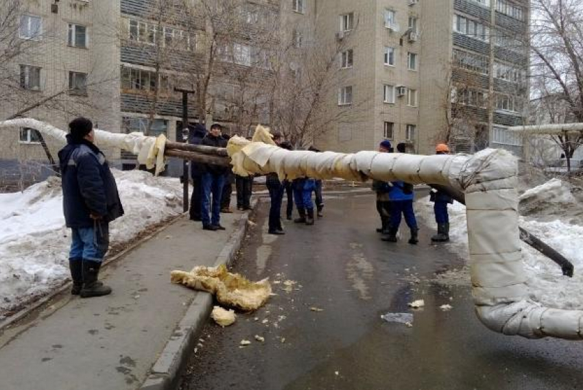 В Волжском водитель не справился с управлением и врезался в опору трубопровода