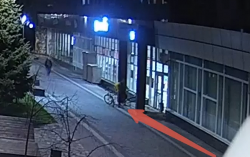 Мужчина угнал велосипед у доставщика еды в Волжском: ВИДЕО