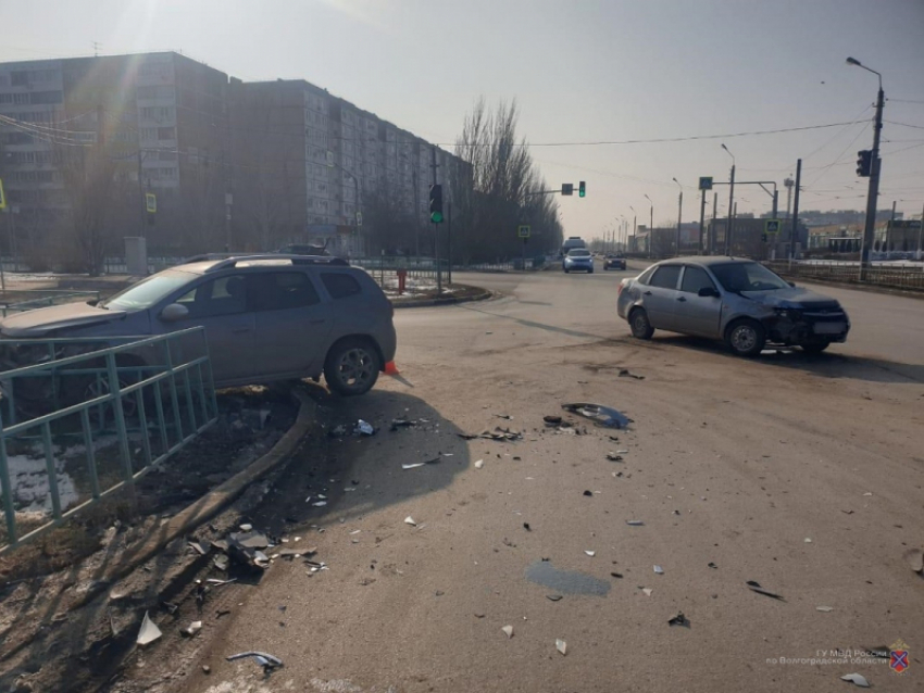 2 человека пострадали в аварии из-за лихача, пролетевшего на красный в Волжском