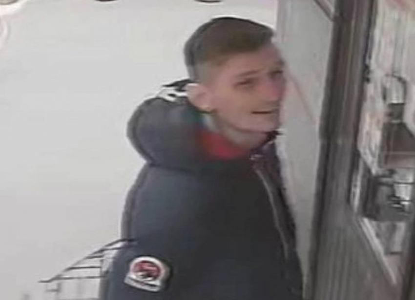 В Волжском разыскивают мужчину в синей куртке, который прошелся по магазинам с чужой карты