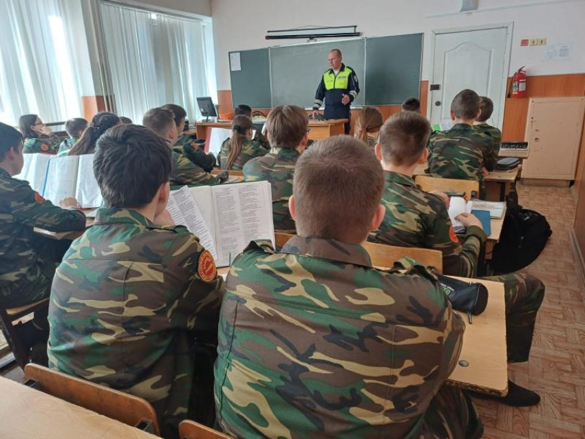 Волжские автоинспекторы провели урок ПДД для кадетов
