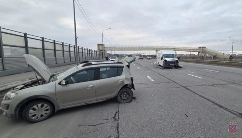 В Волжском водитель «Газели» протаранил иномарку: пострадала пассажирка