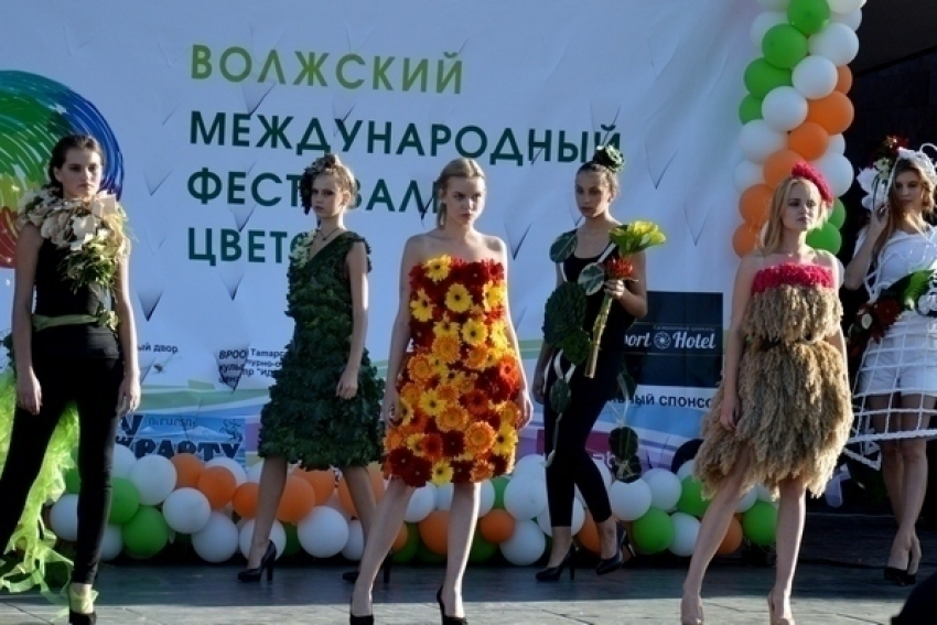 В Волжском моделей в цветочных платьях выпустили после официальной части