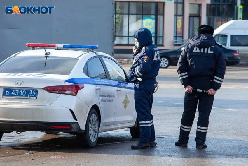 В Волжском на улице Карбышева произошло столкновение автомобилей: есть пострадавшие 