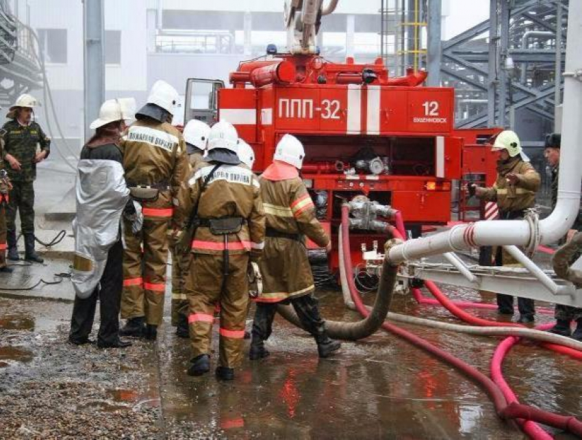 Десять человек эвакуировали из-за пожара в многоэтажке Волжского