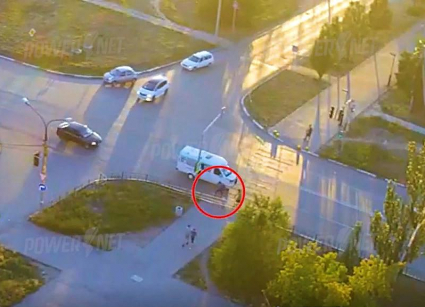 Пешеход на роликах протаранил маршрутку в Волжском