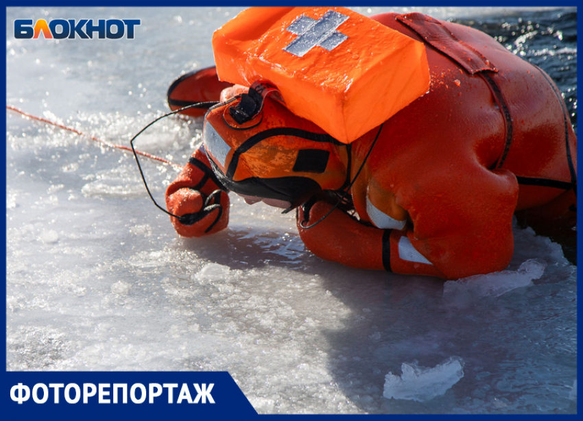 Не жди спасателей: учителей ОБЖ в Волжском учат спасать из ледяной воды