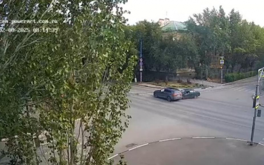 Легковая на скорости протаранила кроссовер в Волжском: видео 